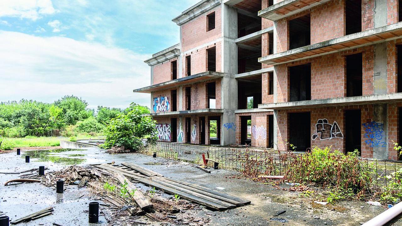 Ferrara, via Scalambra tra degrado e flebili speranze