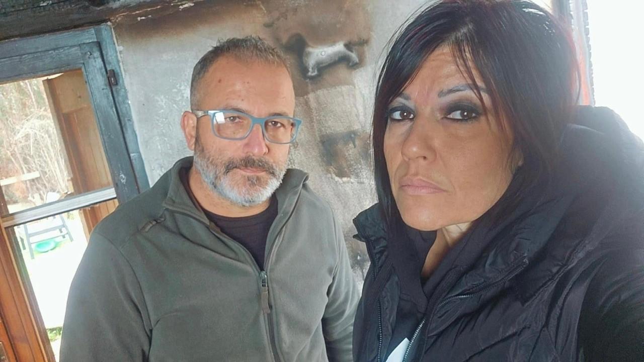 
	Nicola Di Stefano ed Elisabetta Canu nella loro casa distrutta dall'incendio (foto di Roberto Gabrielli)

