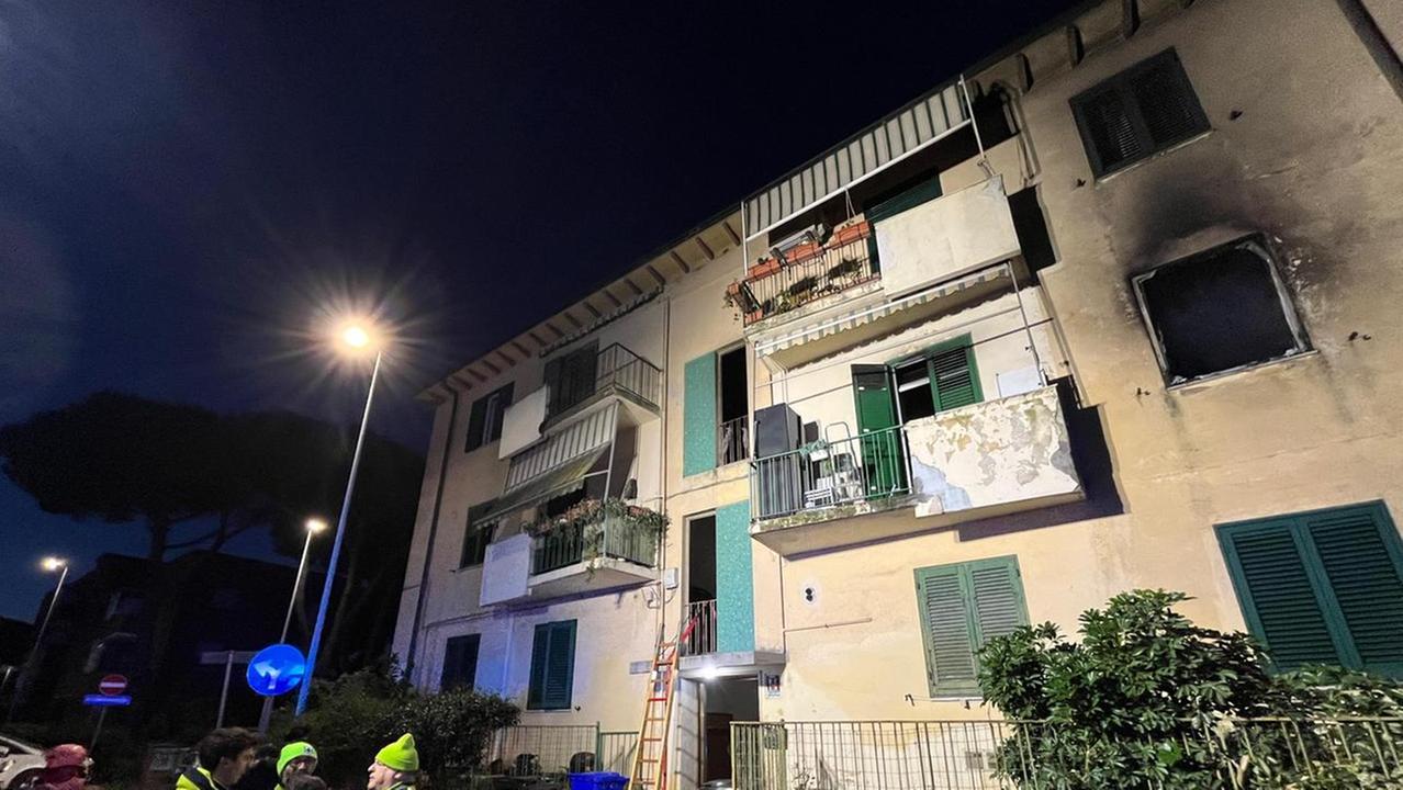 Il palazzo coinvolto nel rogo (foto Franco Silvi)