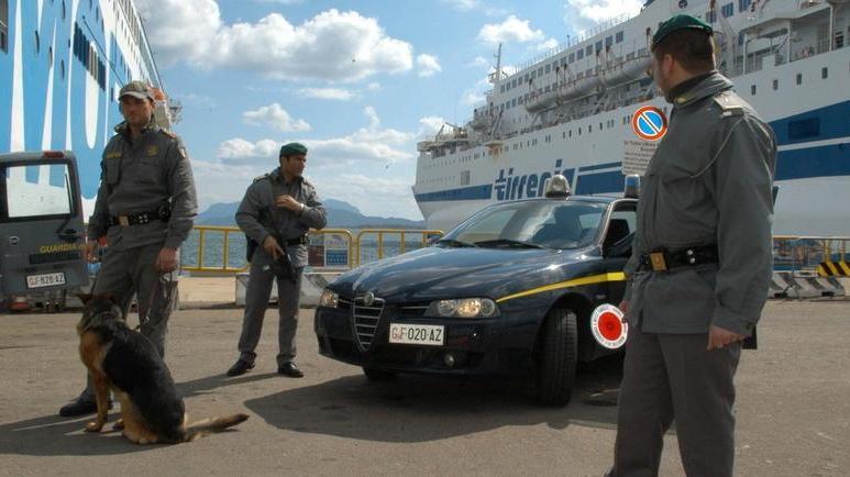 Sbarca dalla nave con 11 chili di droga: arrestato