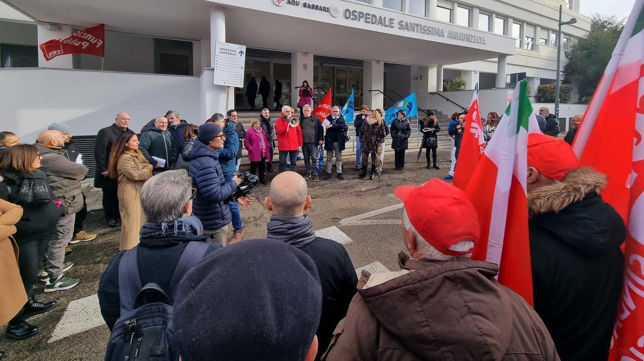 «L’ospedale di Sassari è al collasso» la protesta dei sindacati