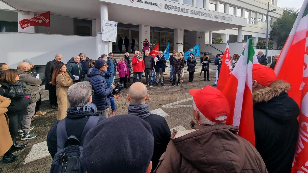 «L’ospedale di Sassari è al collasso» la protesta dei sindacati