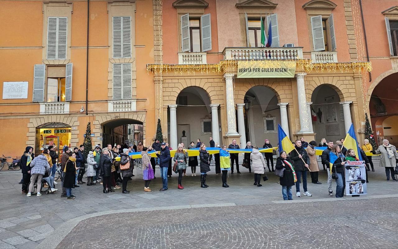 Protesta in piazza degli ucraini per il libro di Putin all’Hotel Posta