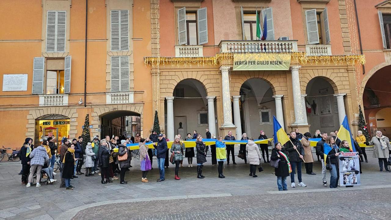 Protesta in piazza degli ucraini per il libro di Putin all’Hotel Posta