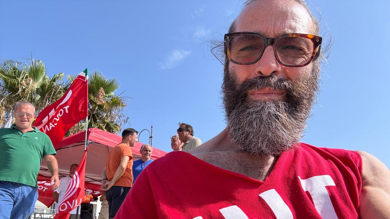 Il segretario Filt Cgil di Livorno, Giuseppe Gucciardo, durante una protesta in porto