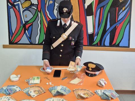 Gattatico, vede i carabinieri e getta tre dosi di cocaina: arrestato un 34enne