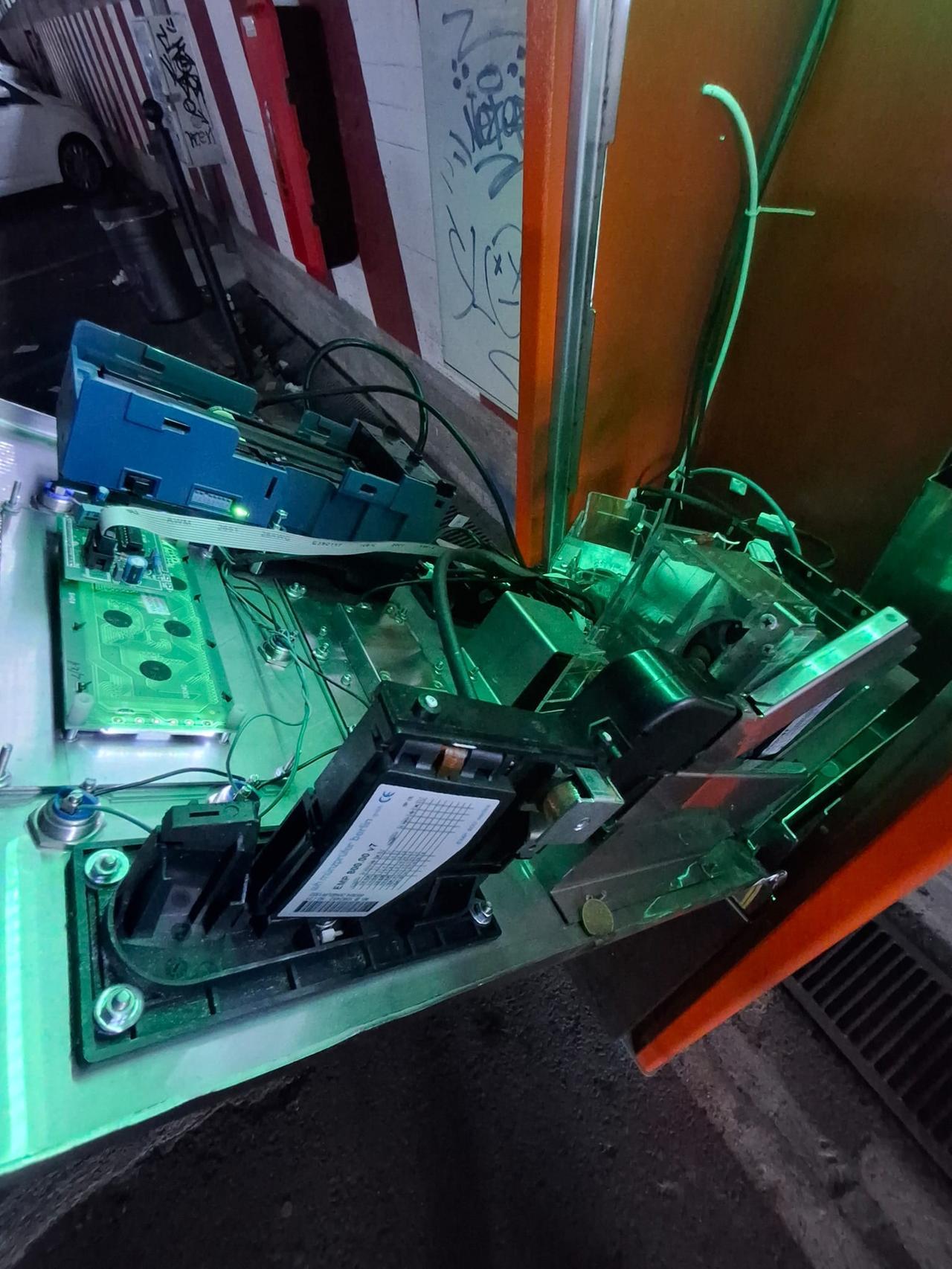 
	Una colonnina dei parcheggi a pagamento distrutta

