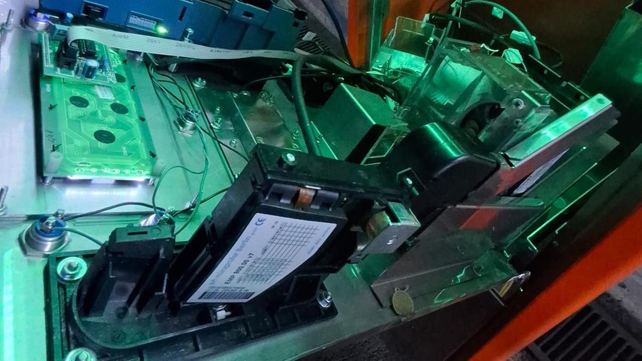 Una colonnina dei parcheggi a pagamento distrutta