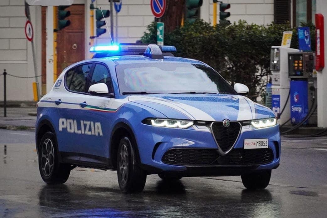 Firenze, donna minacciata e rapinata con due coltelli in un bar