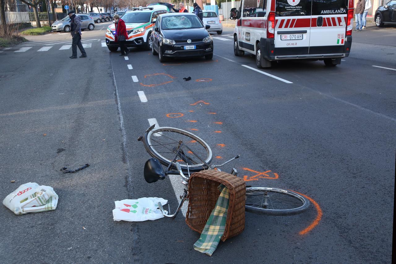 Investita in bici sulle strisce pedonali in via Kennedy