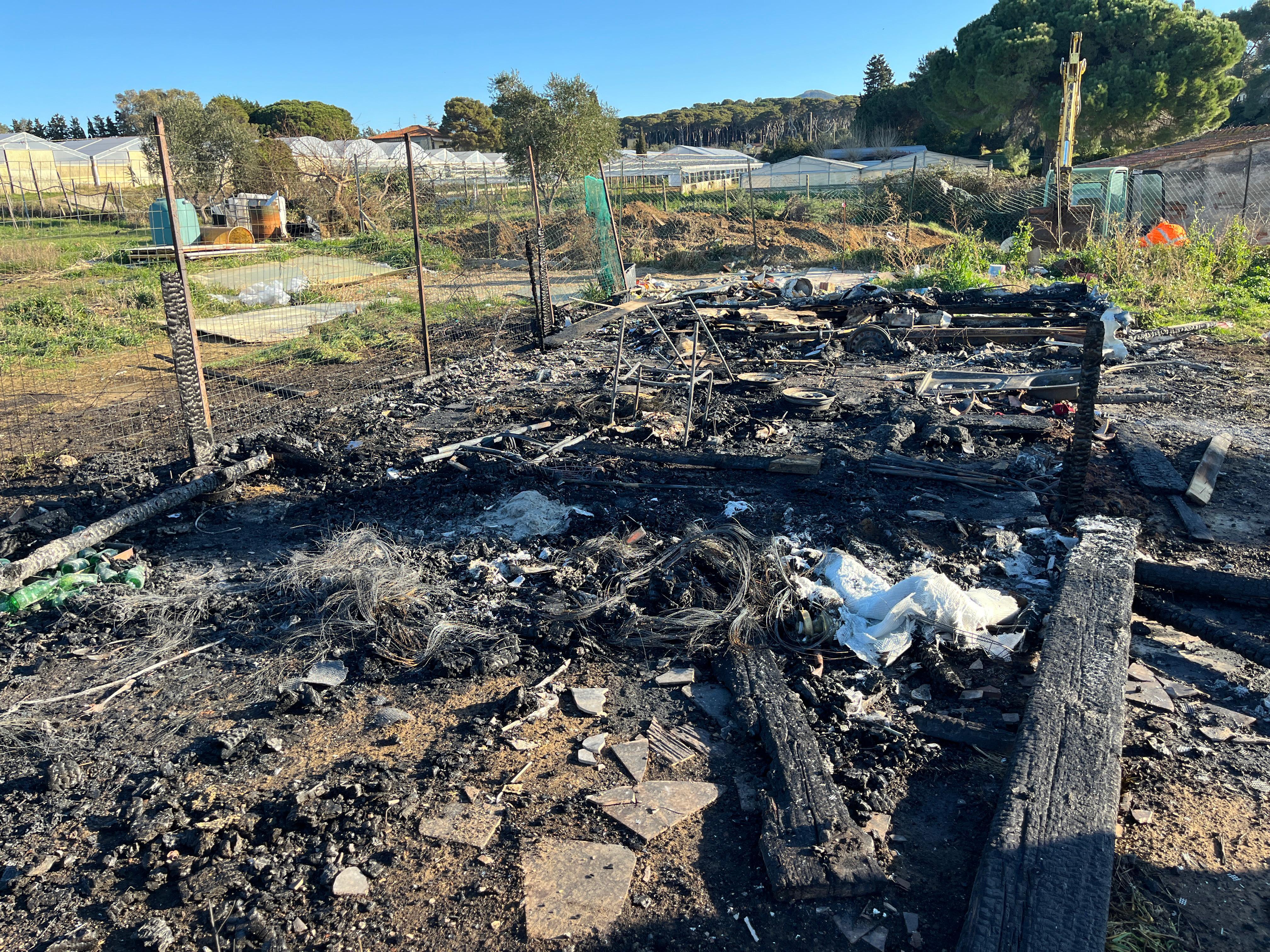 Ciò che resta della roulotte nel campo di via Rosa Gattorno (foto Franco Silvi)