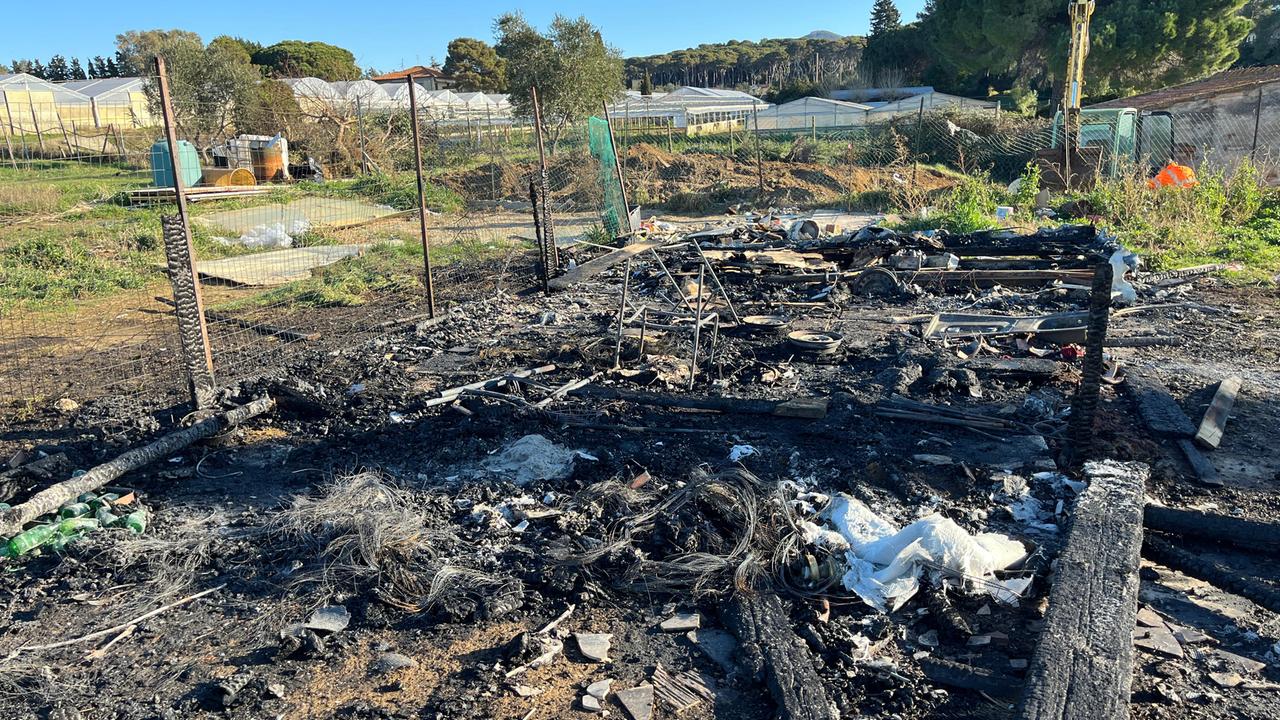Ciò che resta della roulotte nel campo di via Rosa Gattorno (foto Franco Silvi)