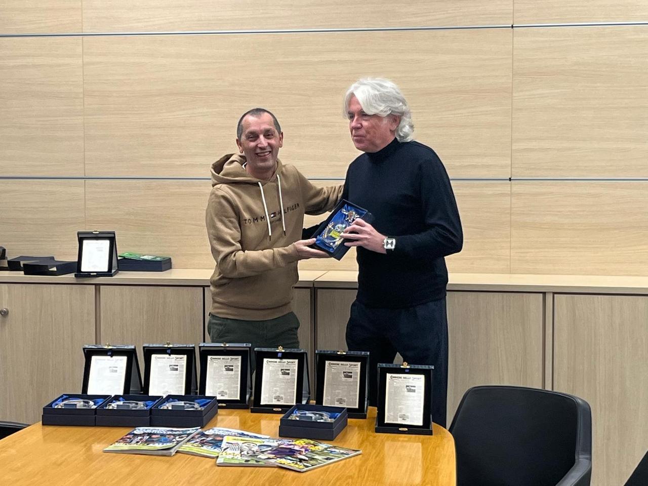 Ivan Zazzaroni premia col Guerin Subbuteo il campione Saverio Bari