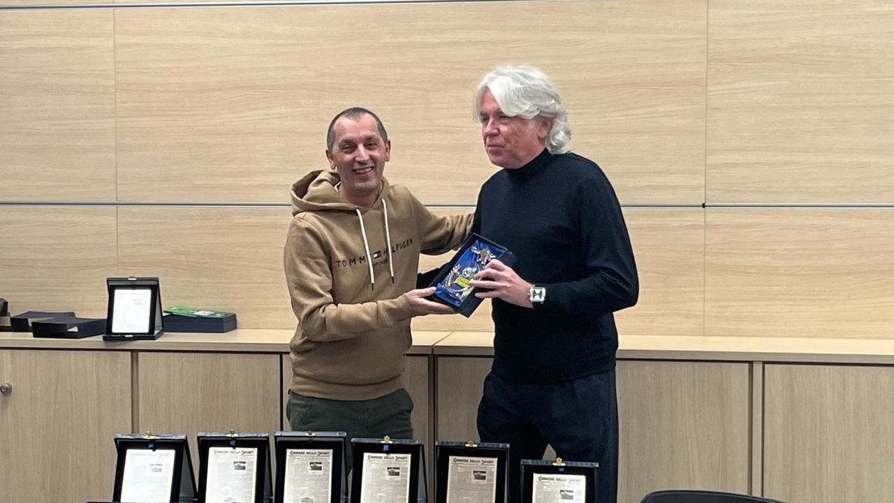 Ivan Zazzaroni premia col Guerin Subbuteo il campione Saverio Bari