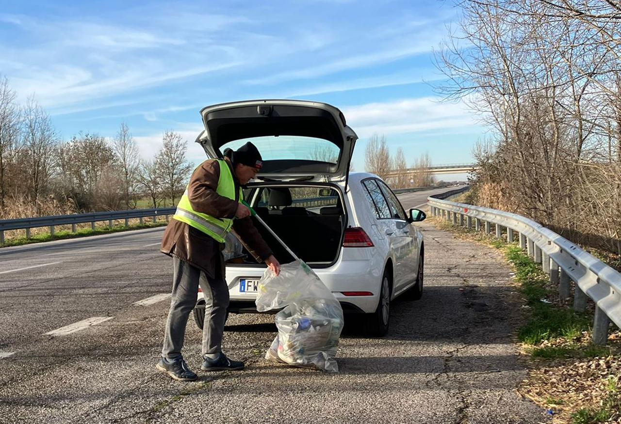 Portomaggiore, Franco con guanti e attrezzi pulisce le piazzole dell’Adriatica