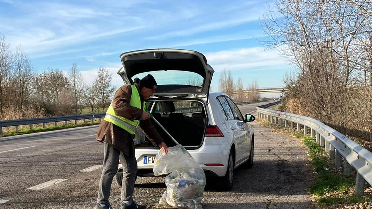 Portomaggiore, Franco con guanti e attrezzi pulisce le piazzole dell’Adriatica