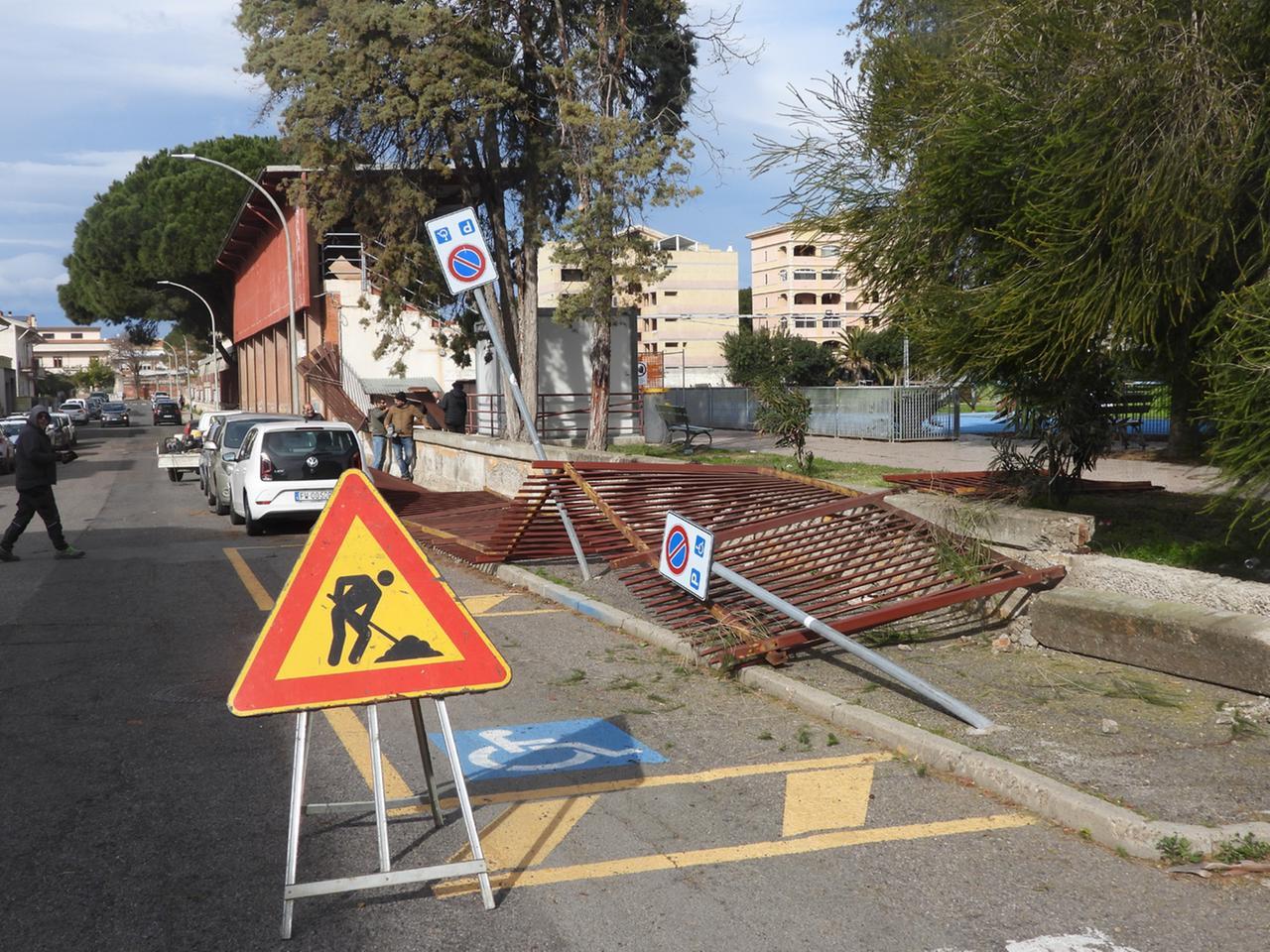 Usura e vento, la recinzione del campo di atletica crolla sul marciapiede