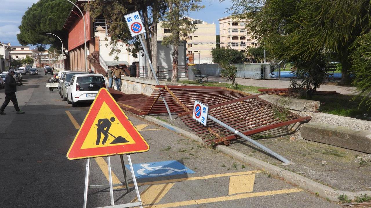 Usura e vento, la recinzione del campo di atletica crolla sul marciapiede