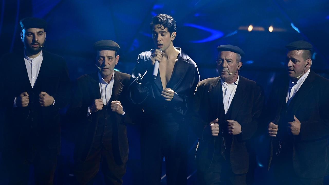 
	Mahmood con i Tenores di Bitti nel 2024

