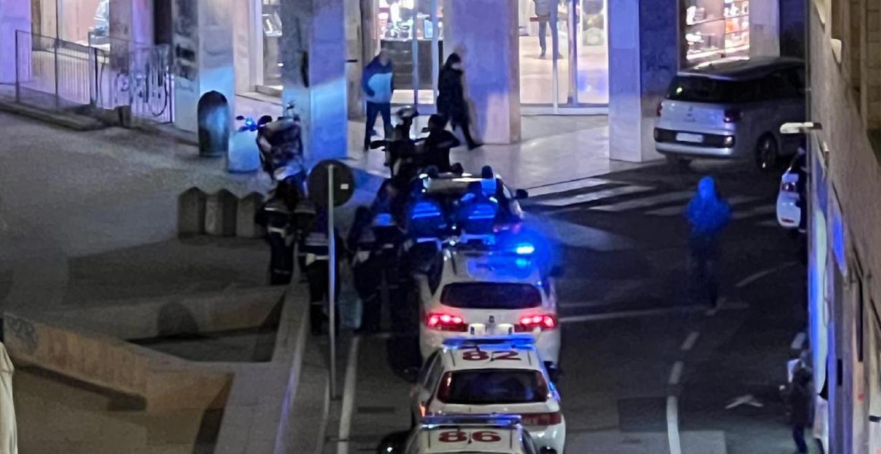 Le forze dell'ordine in piazza Attias 
