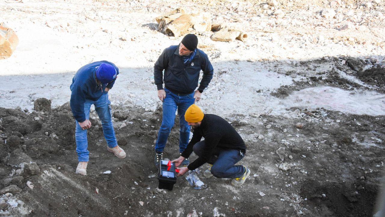 Un momento dello scavo (foto Agenzia Bf)