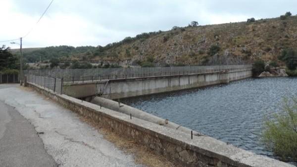 L’invaso di Govossai trabocca d’acqua: Abbanoa “scarica” nel lago di Gusana