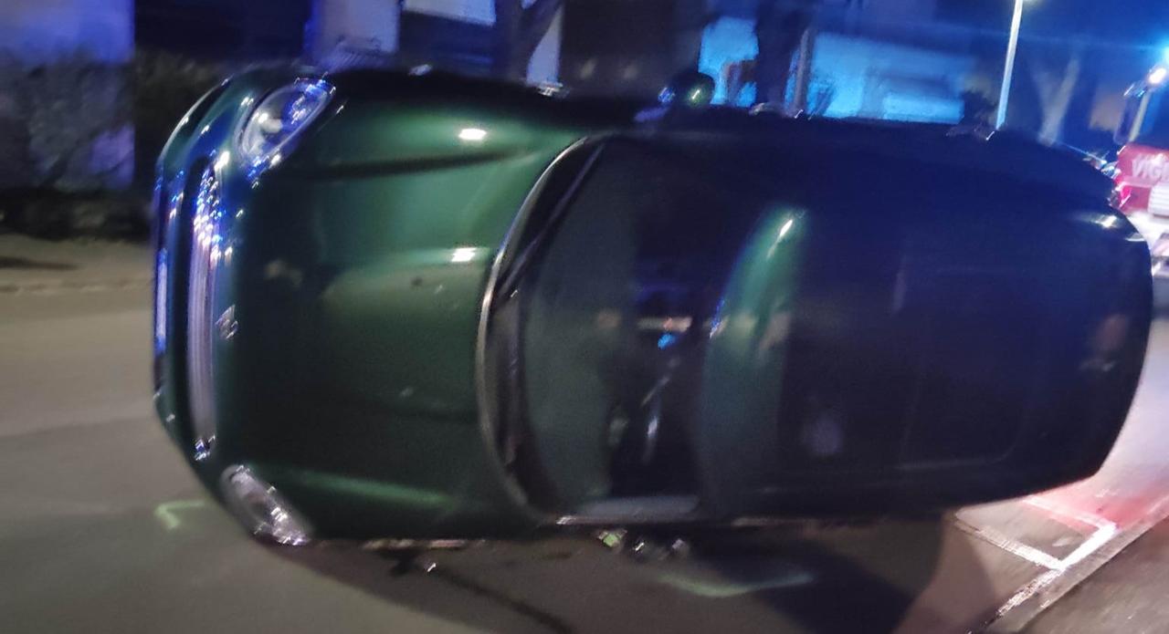 
	L'auto ribaltata in viale Vittorio Veneto

