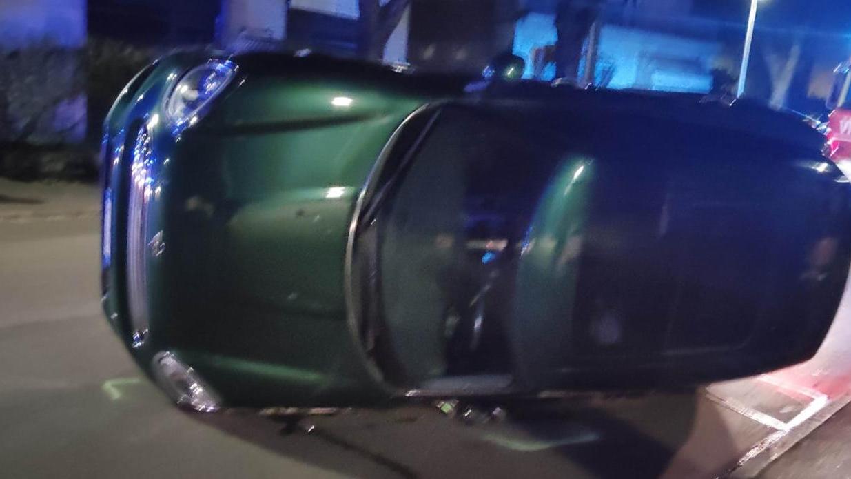 L'auto ribaltata in viale Vittorio Veneto