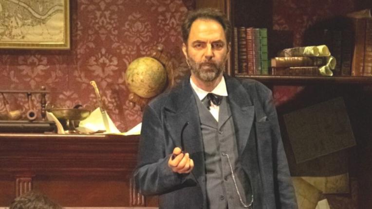 Neri Marcorè è Sherlock Holmes