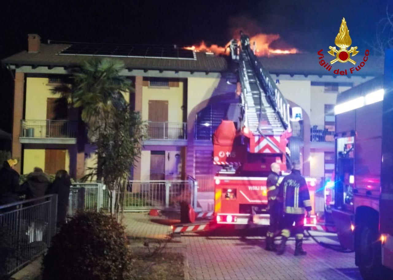 Brucia il tetto di due villette: tre persone devono lasciare casa
