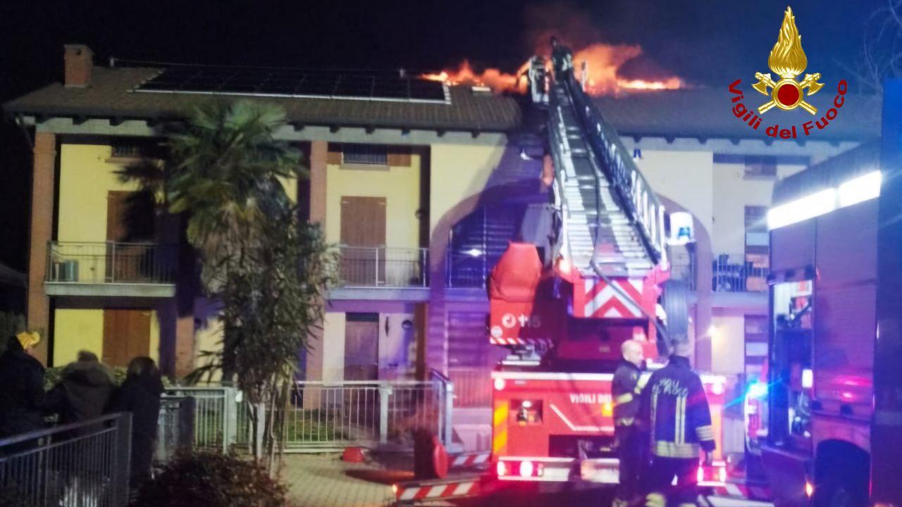 Brucia il tetto di due villette: tre persone devono lasciare casa