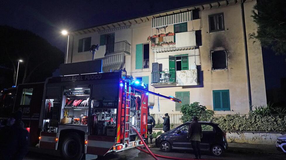 I vigili del fuoco davanti alla palazzina dopo il rogo (Foto Franco Silvi)