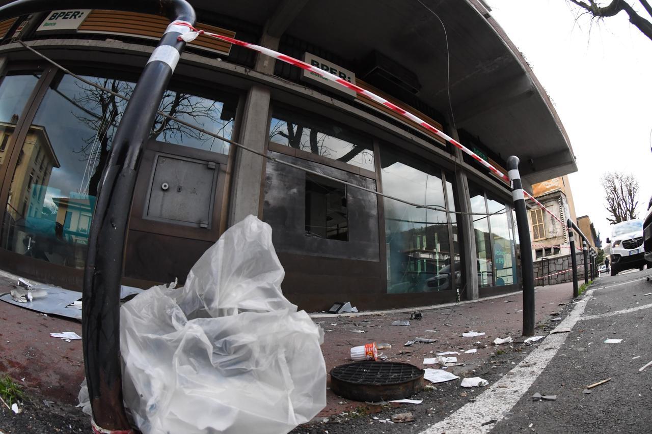 
	Il bancomat esploso (foto Cuffaro)

