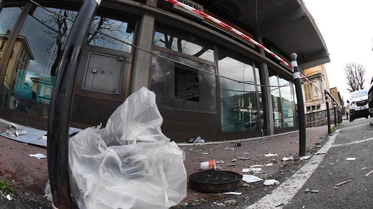 Il bancomat esploso (foto Cuffaro)