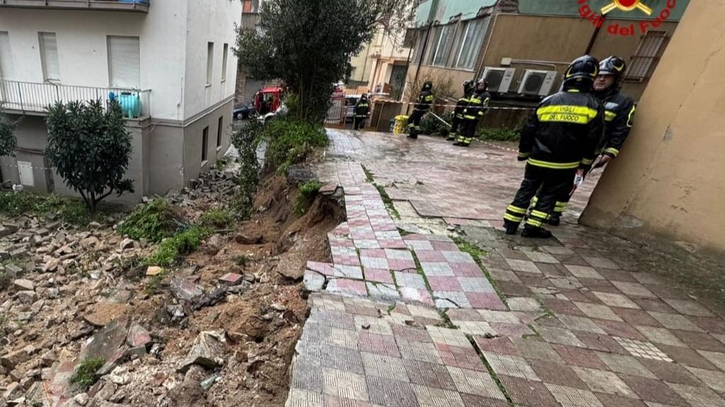 Crolli, alberi e lampioni a terra, tetti scoperchiati: i danni maggiori nel Nuorese e nel Cagliaritano