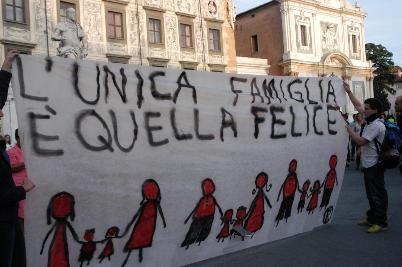 Sentinelle in piedi contro il ddl omofobia a Pisa: manifestazioni e contromanifestazioni 