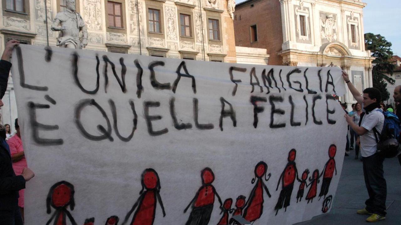 Sentinelle in piedi contro il ddl omofobia a Pisa: manifestazioni e contromanifestazioni 