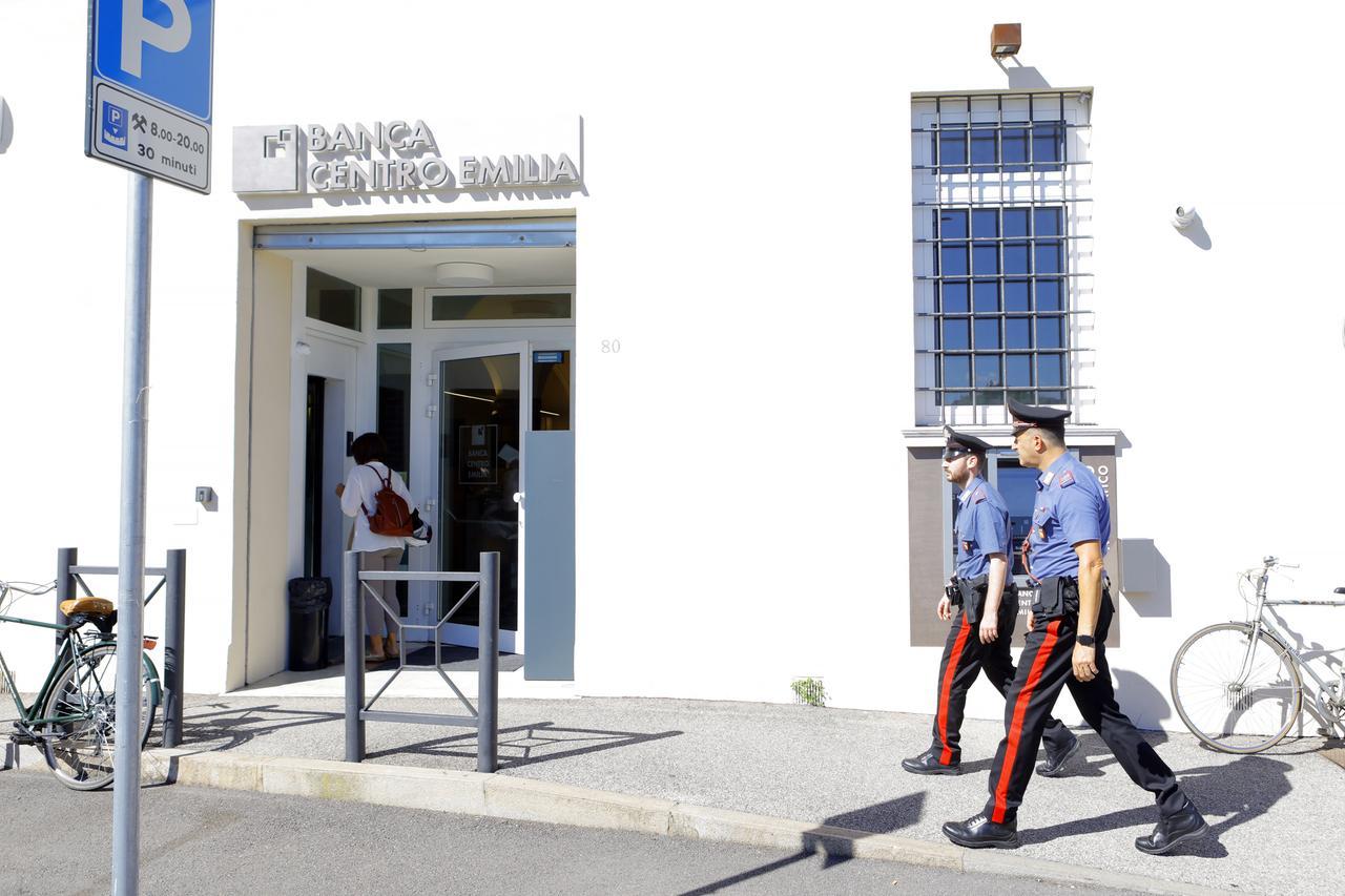 Rapina in banca con ostaggi a Ferrara: quattro condanne per la banda