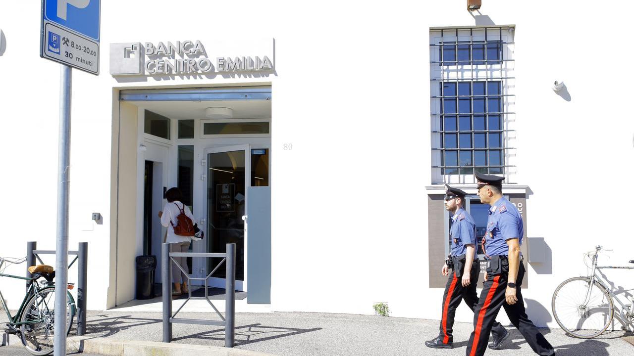 Rapina in banca con ostaggi a Ferrara: quattro condanne per la banda