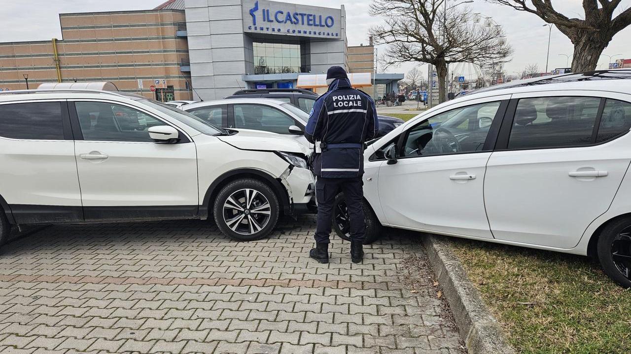 Ferrara, anziana derubata insegue i ladri ma si schianta nel parcheggio