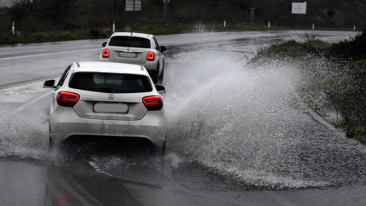 Esonda il fiume, chiusa la statale 389 a Buddusò