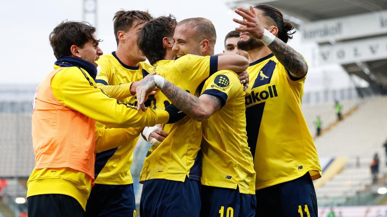 L'esultanza del Modena dopo il gol di Palumbo