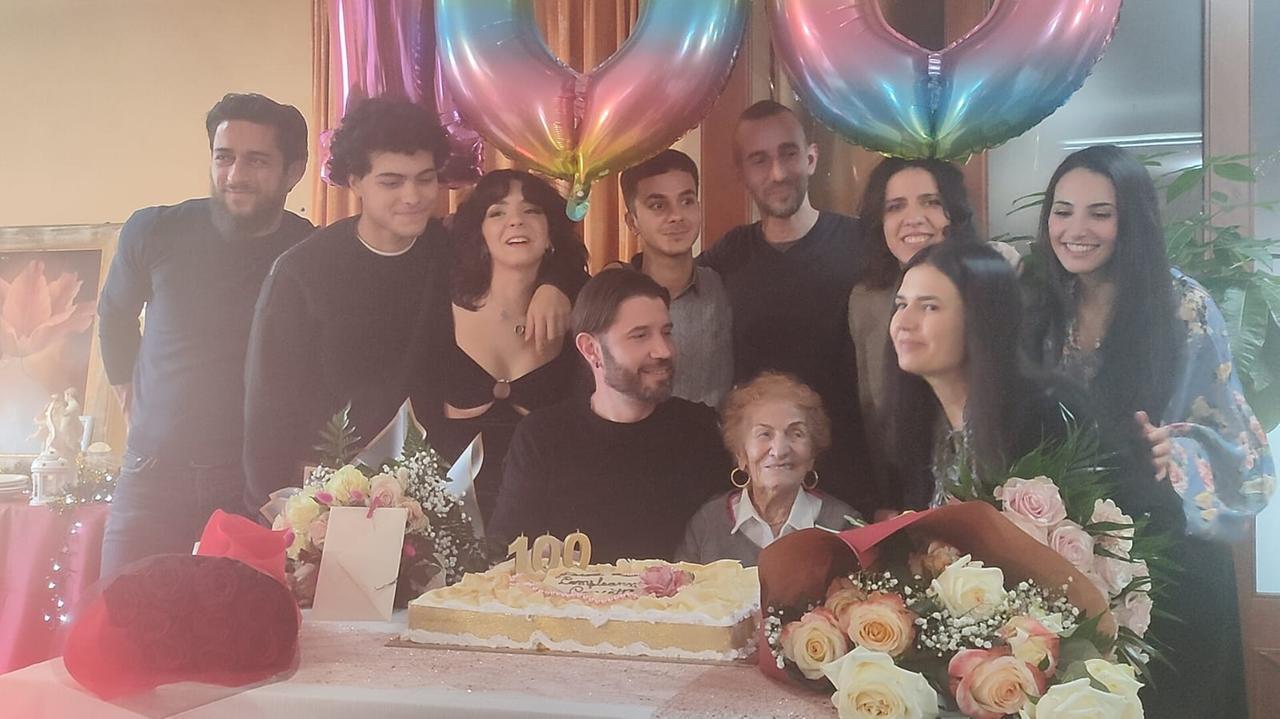 Concetta Cossu saluta i cent’anni al ristorante circondata da figli e nipoti
