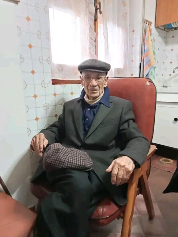 Albéro Melis festeggia i suoi 102 anni cucinandosi “sa trattalia”
