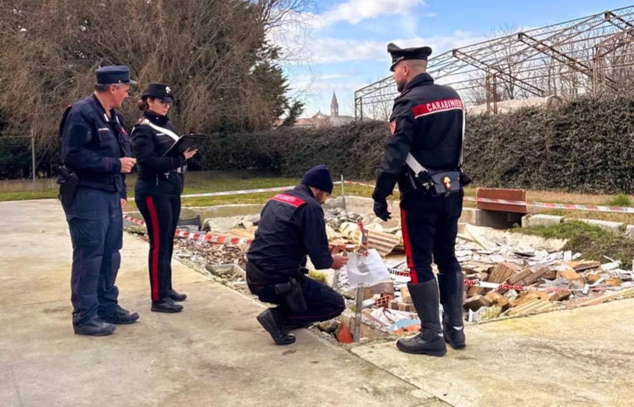 Cologna, discarica abusiva: nel cortile di casa rifiuti di ogni genere