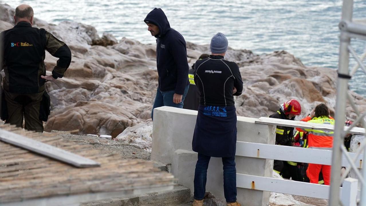 I soccorsi a Calafuria (foto Franco Silvi)