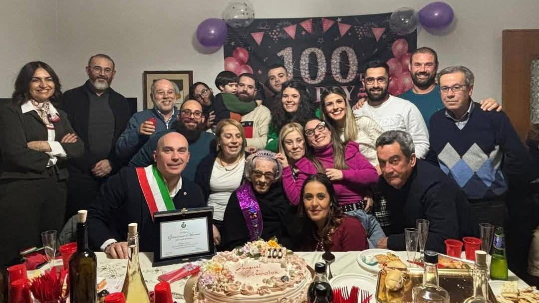 Tissi in festa per i 100 anni di Giovannina Marrosu