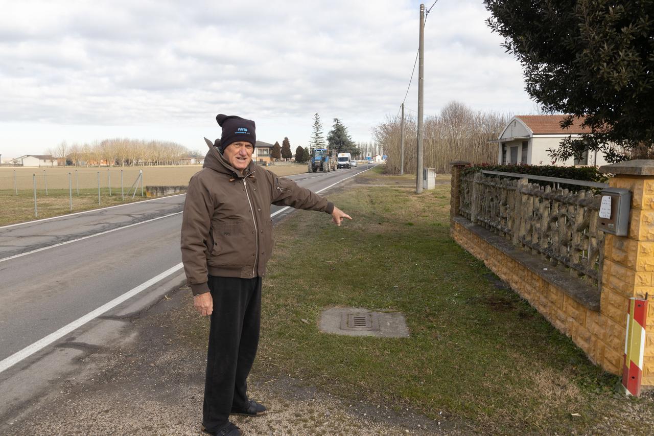 
	Niveo Pini, vicino di Bruna Vaccari, indica il punto in cui &egrave; stata trovata morta la donna

