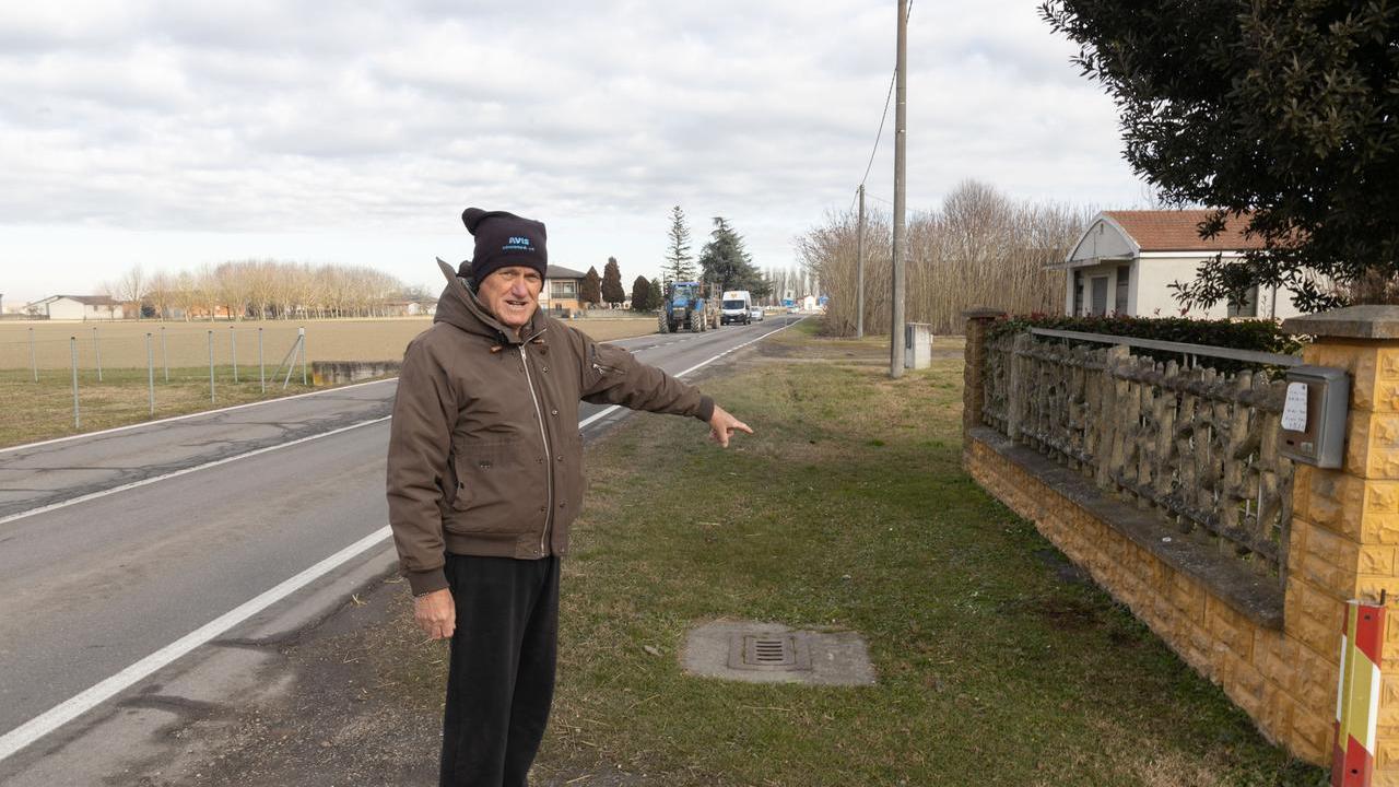 Niveo Pini, vicino di Bruna Vaccari, indica il punto in cui è stata trovata morta la donna