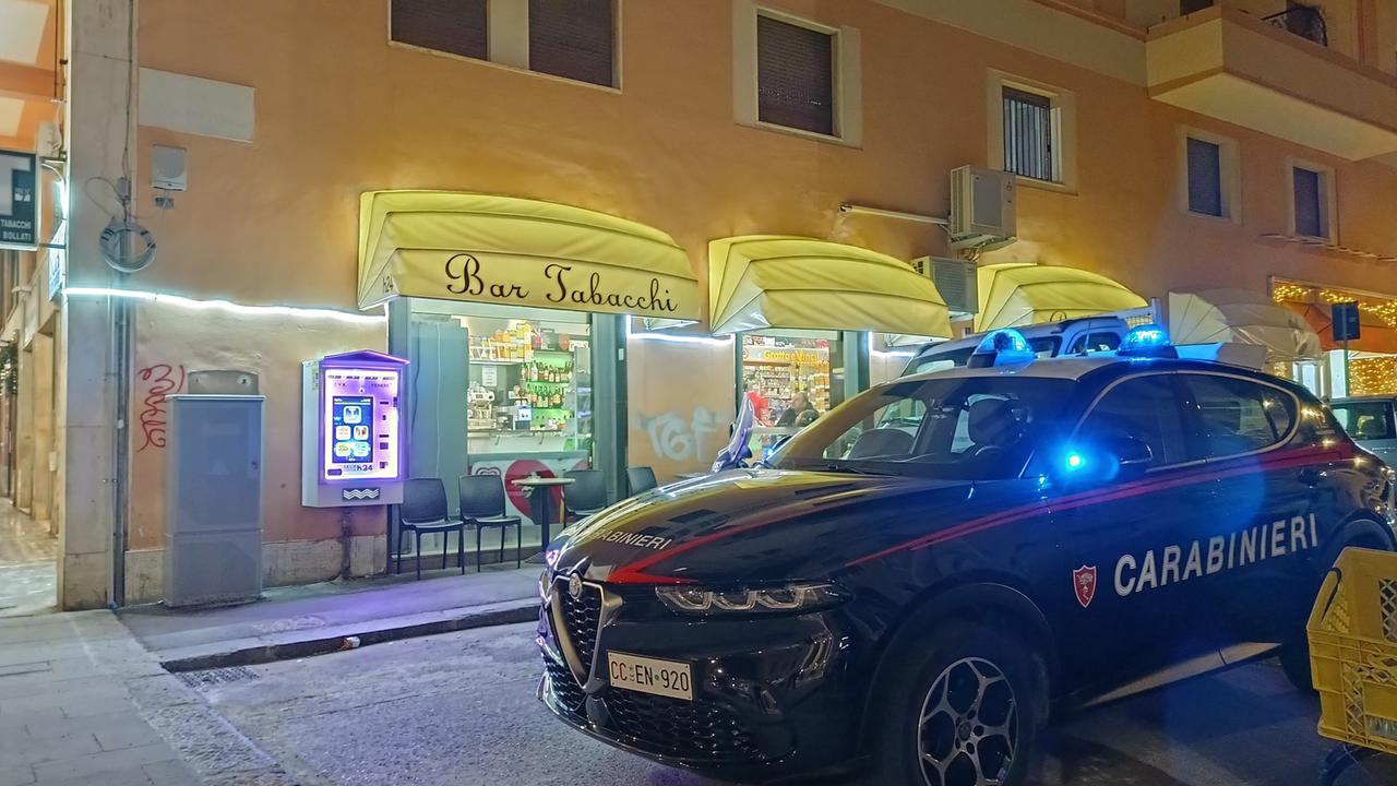 Una pattuglia dei carabinieri davanti alla tabaccheria